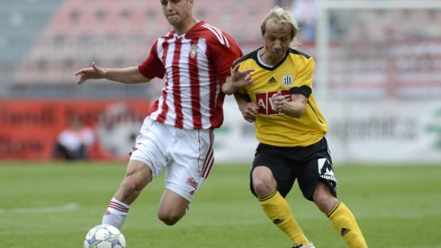 Utkání 28. kola první fotbalové ligy Viktoria Žižkov - Dynamo České Budějovice 6. května v Praze. Anton Sloboda ze Žižkova (vlevo) a Rudolf Otepka z Budějovic.