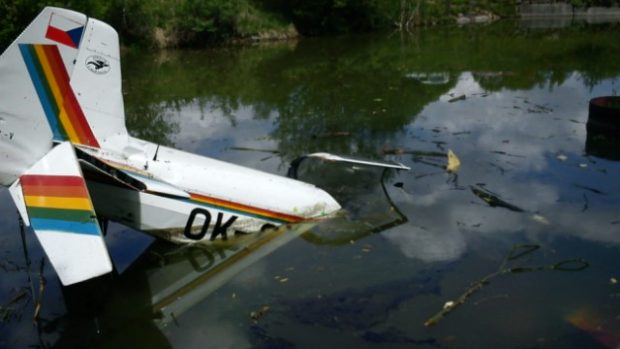 Nedaleko Hosína spadlo do rybníka malé letadlo