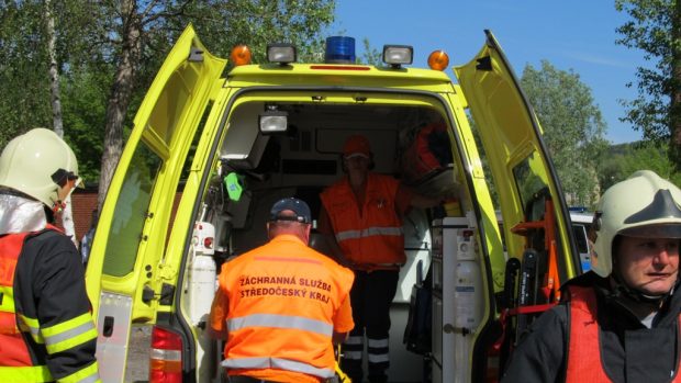 Předání zraněné osoby u dopravní nehody záchranářům
