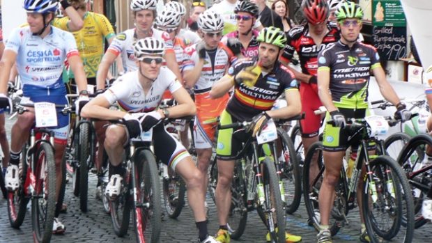 V první řadě se na startu seřadili (zleva) Hynek, Kulhavý, Hermida, Käss