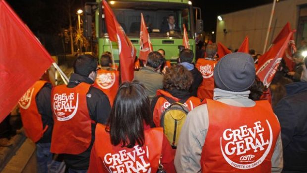 Někteří Portugalci vyšli do ulic už v předvečer stávky