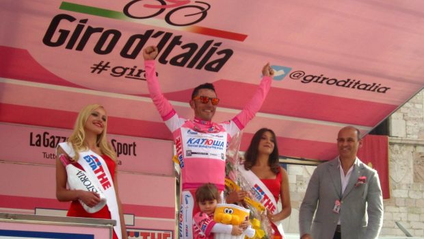 Lídr Giro d&#039;Italia Joaquim Rodriguez na podiu po 10. etapě