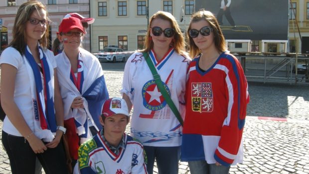 Hokejoví fanoušci u velkoplošné obrazovky na třebíčském Karlově náměstí
