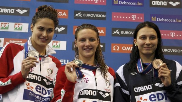 Barbora Závadová (vpravo) na stupních vítězů po finále dlouhé polohovky na ME
