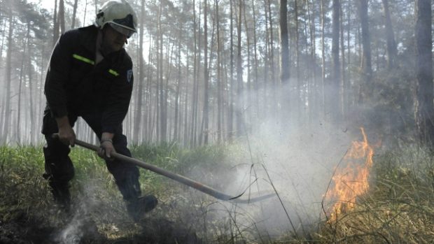 Hasiči bojují s rozsáhlým lesním požárem u Bzence