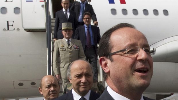 Francois Hollande nečekaně přiletěl do Kábulu