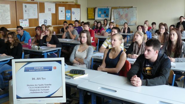 Rakouští studenti poslouchají přednášku ředitele údržby Jaderné elektrárny Temelín Jiřího Tyce