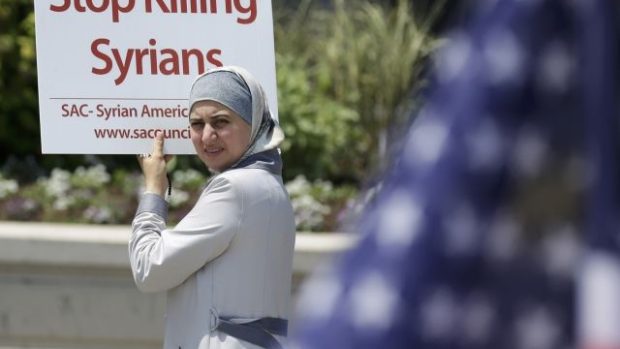 Demonstrace proti syrskému režimu v Chicagu