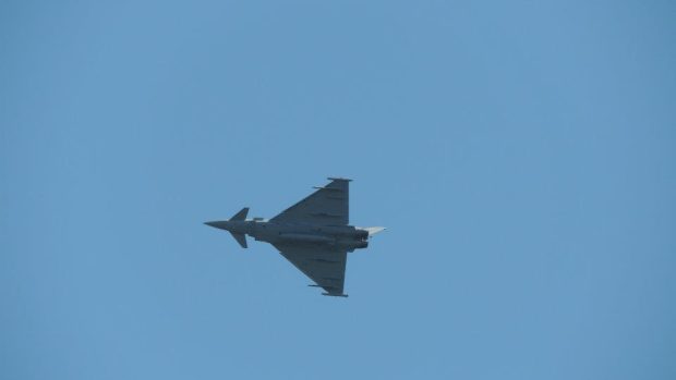 Eurofighter Typhoon verze FGR4 mistrně pilotovaný Squadron Leaderem Scottem Loughranem ze 6.perutě RAF