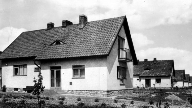 Ulice v nových Lidicích v roce 1955