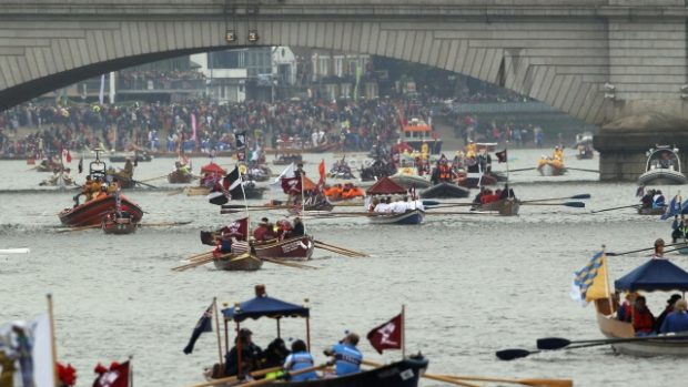 Stovky tisíc Britů přihlížejí plavbě lodí po Temži, Alžběta II. oslavy