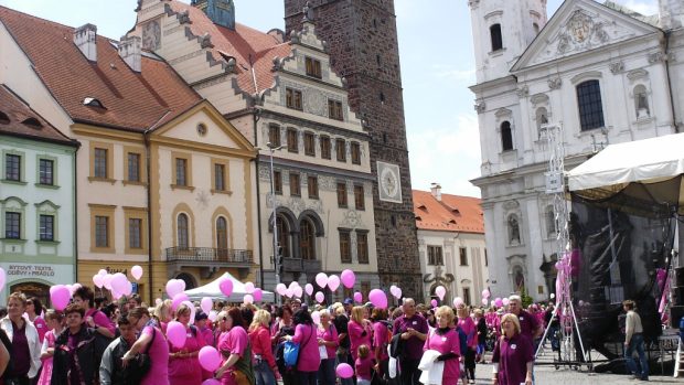 Účastníci Avon pochodu v Klatovech