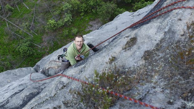 Reportér Ľubomír Smatana slaňuje skálu