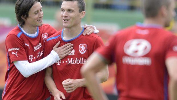 Odhadem tři tisícovky fanoušků sledovaly první trénink českého národního týmu 4. června v dějišti mistrovství Evropy v polské Vratislavi. Na snímku jsou záložník Tomáš Rosický (vlevo) a útočník David Lafata.