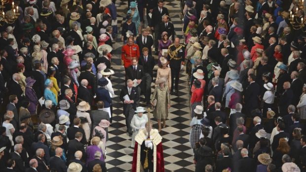 Britská panovnice Alžběta II. s královskou rodinou v katedrále svatého Pavla