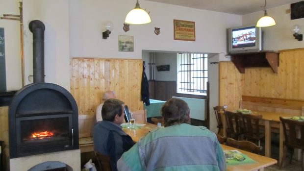 Projev Davida Ratha sledovali lidé v Hostivici v jedné z restaurací v televizi