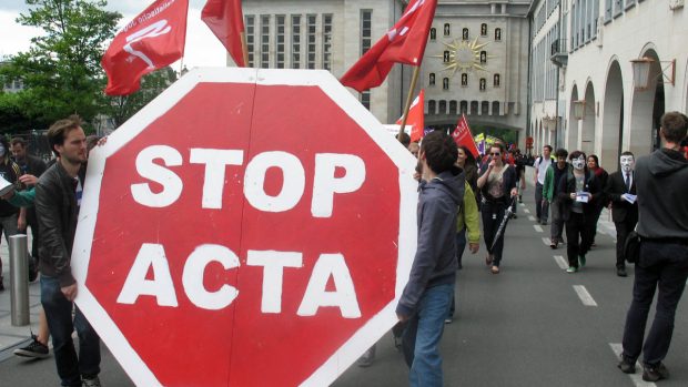 Demonstrace proti dohodě ACTA v Bruselu 9. 6. 2012