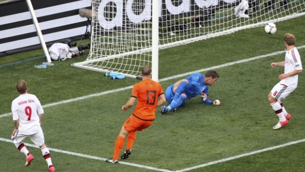Krohn-Dehli běží slavit jediný gól zápasu