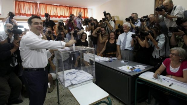 Šéf řecké koalice radikální levice SYRIZA Alexis Tsipras u volební urny