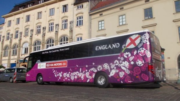 Autobus fotbalistů Anglie před jejich krakovským hotelem