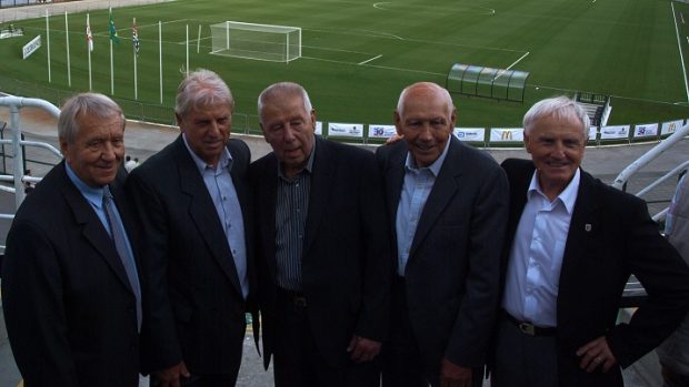 Pětice vicemistrů světa (zlava Jelínek, Mašek, Masopust, Tichý, Štibrányi) na stadionu Corinthians Sao Paulo