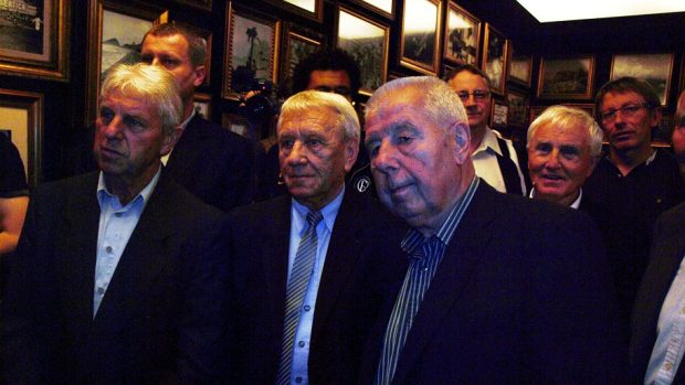 V obrazárně muzea fotbalu v Sao Paulu. Zleva Václav Mašek, Josef Jelínek, Josef Masopust a Jozef Štibrányi