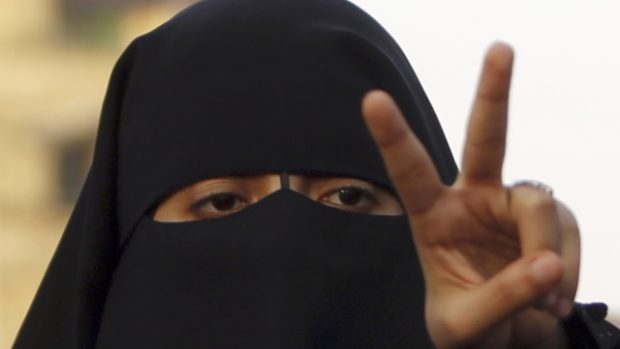 Zahalená příznivkyně Muhammada Mursího vítá v Káhiře jeho vítězství