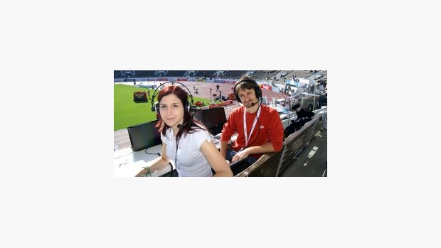 Komentátorská dvojice Tereza Jelínková a Tomáš Kohout na stadionu v Helsinkách. ME 2012