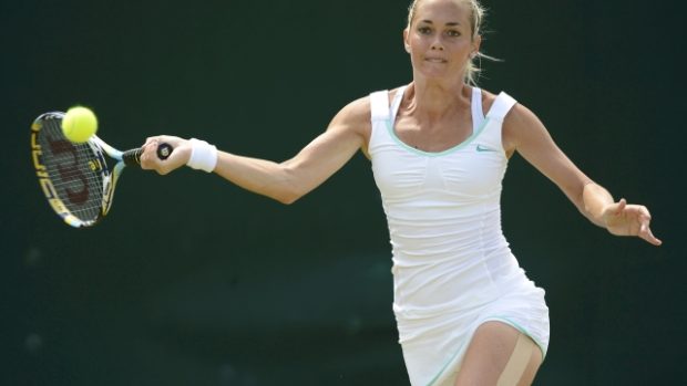 Klara Zakopalova returnuje podání Schiavoneové
