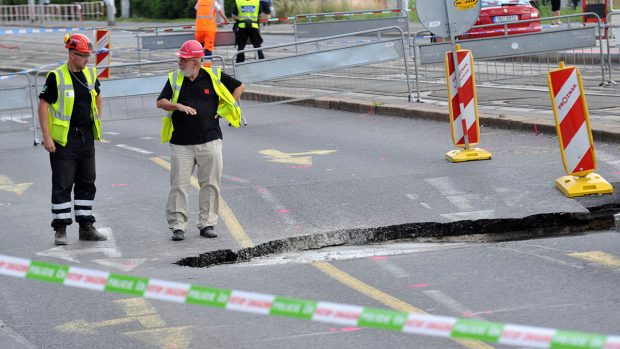 Propadlá vozovka na Evropské třídě v Praze