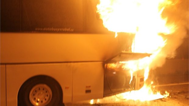 Hořící český autobus na dálnici A2