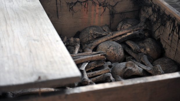 Ostatky čtrnácti františkánů umučených v 17. století byly otevřeny v pražském kostele Panny Marie Sněžné