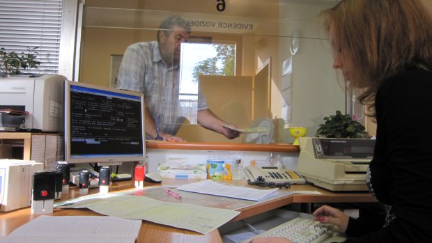 Některá data jihlavské úřednice v novém systému registru vozidel hledají marně. Občas se proto podívají do starého programu