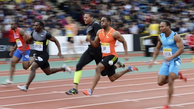 Američan Tyson Gay (v oranžovém) vyhrál v Londýně běh na sto metrů