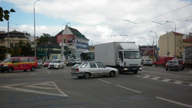 Těžko průjezdná je i nedaleká křižovatka Dornychu a Úzké