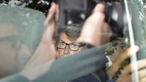 Nick Buckles se dívá z okénka automobilu