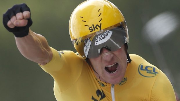 Bradley Wiggins má k radosti důvod - vyhrál i druhou časovku a je blízko triumfu na Tour de France