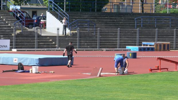 Staré ochozy stadionu jsou nevyhovující, proto půjdou k zemi. Nahradí je zastřešená tribuna.