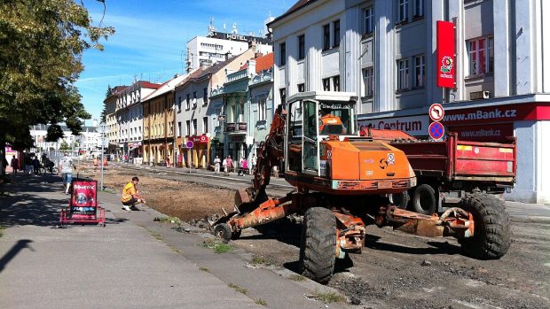 Dělníci pracují na rekonstrukci náměstí 28. října a přilehlých ulic Dukelská a S.K.Neumanna v Hradci Králové