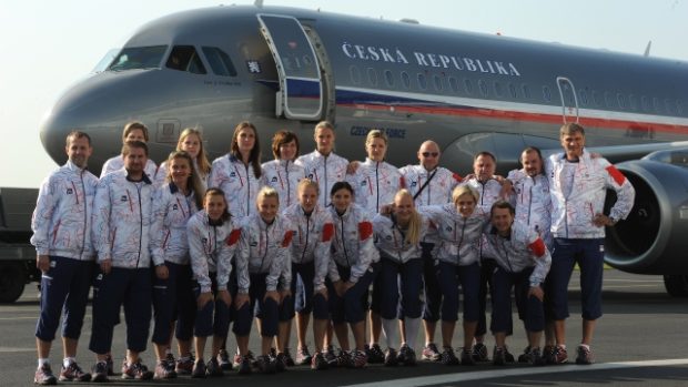 Letadlo s českými sportovci na olympijské hry do Londýna odletělo 24. července z pražského vojenského letiště Kbely. Na snímku je tým basketbalistek.