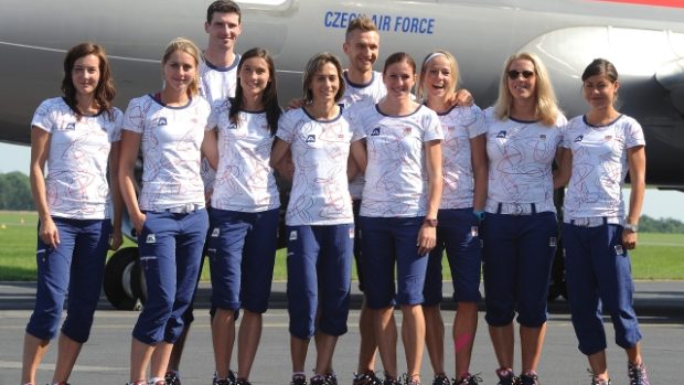Část olympijské výpravy na vojenském letišti ve Kbelích