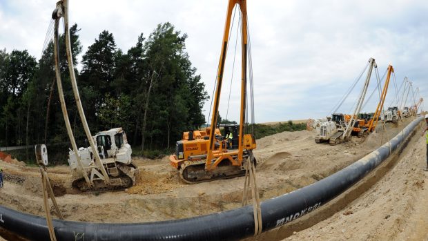 Stavba plynovodu Gazela - pokládání potrubí do země