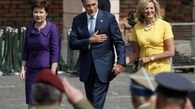 Mitt Romney s manželkou Ann (vpravo) a starostkou Varšavy Hannou Gronkiewicz-Waltzovou