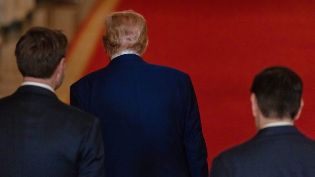 Donald Trump (uprostřed) po prohlášení k útokům na jaderná zařízení v Íránu
