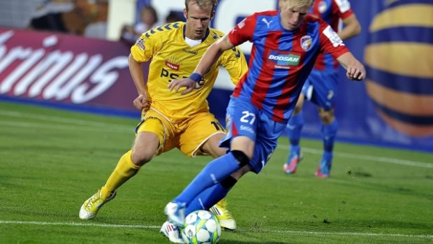 2. kolo první fotbalové ligy 5. srpna - FC Vysočina Jihlava - FC Viktoria Viktoria Plzeň. Vlevo Lukáš Vaculík u Jihlavy. vpravo František Rajtoral z Plzně.