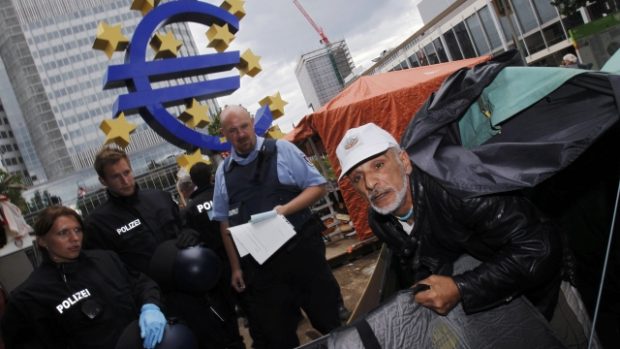 Policisté vyklízejí kemp hnutí Occupy ve Frankfurtu.