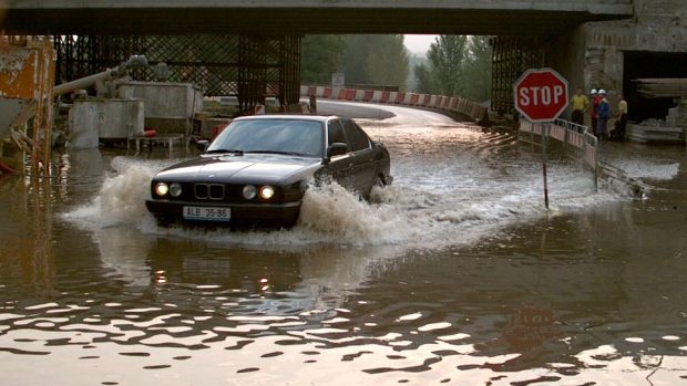 Vltava a Berounka v noci na 9. srpna 2002 zaplavily stavbu Lahovického mostu na jihu Prahy