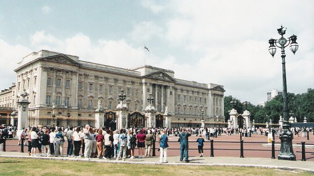 Buckinghamský palác, londýnské sídlo britských panovníků. Reprezentační prostory paláce jsou veřejnosti přístupné do 7. října 2012.