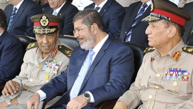 Zleva dosavadní nejvyšší představitel egyptské armády Muhammada Tantáví, prezident Egypta Muhammad Mursí a náčelník generálního štábu Sámí Anán