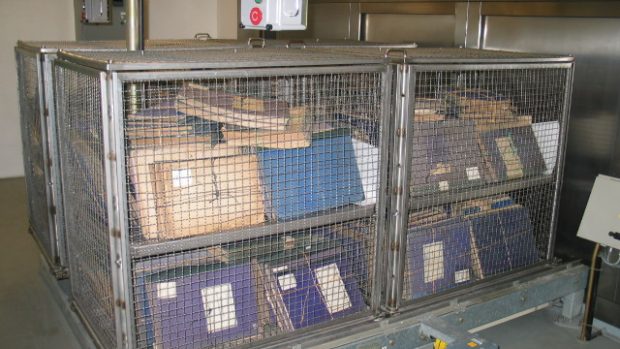 Záchrana knih po povodních v roce 2002 - dezinfekční komory v Národním archivu - klece s archiváliemi